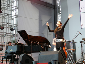 雅馬哈鋼琴亮相世博會(huì)日本產(chǎn)業(yè)館 