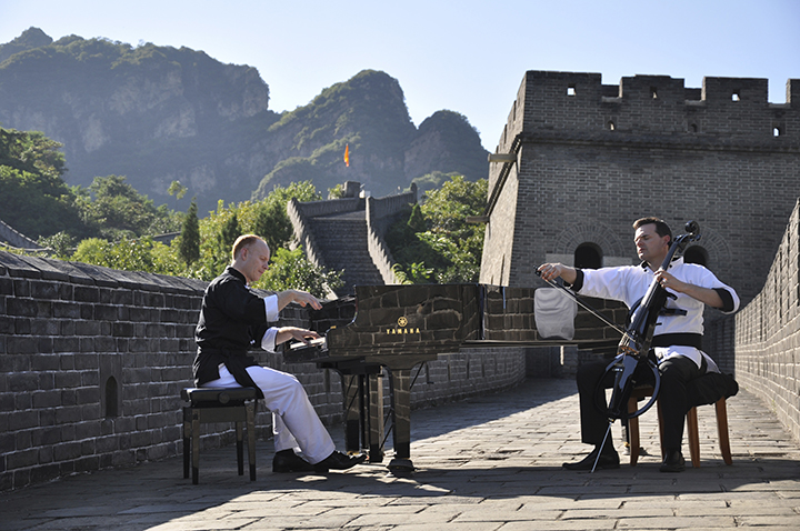 The Piano Guys在長城上演奏雅馬哈鋼琴 