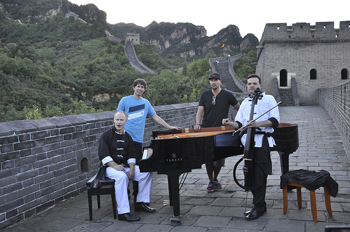 The Piano Guys在長城上演奏雅馬哈鋼琴 