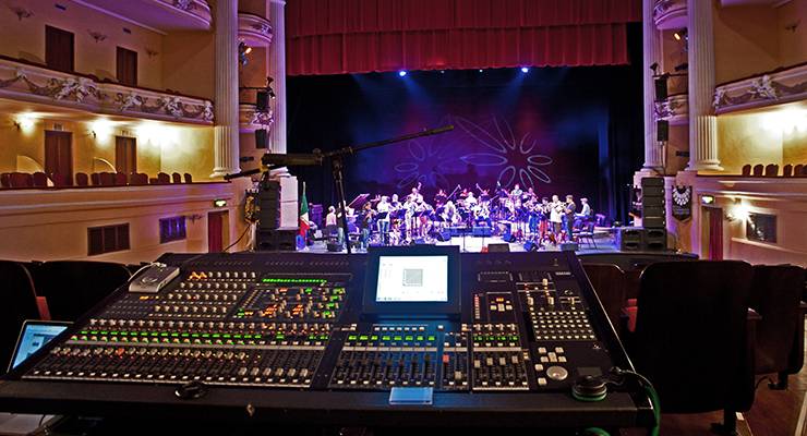 墨西哥 Ten Of The Best 音樂會(huì)——小號(hào)樂團(tuán)演出中的 PM5D 數(shù)字調(diào)音臺(tái)