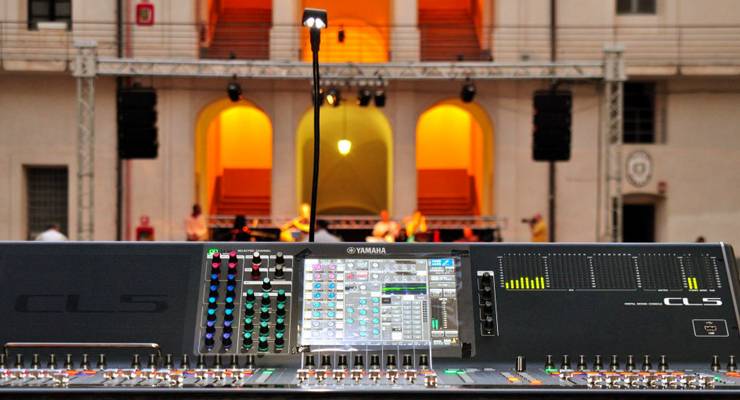 意大利加埃塔爵士音樂節——爵士演出中的雅馬哈CL5調音臺