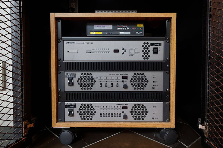 案例 | 雅馬哈音響系統為 800°Degrees 燃木餐廳的用餐氛圍提供音頻解決方案