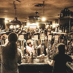 雅馬哈在鐘樓附近搖滾